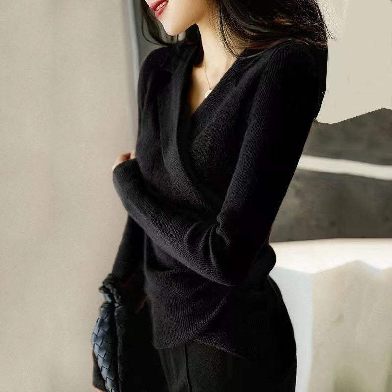 Pull femme automne-hiver chic. Col Claudine, tricot ajusté asymétrique, manches longues mode.