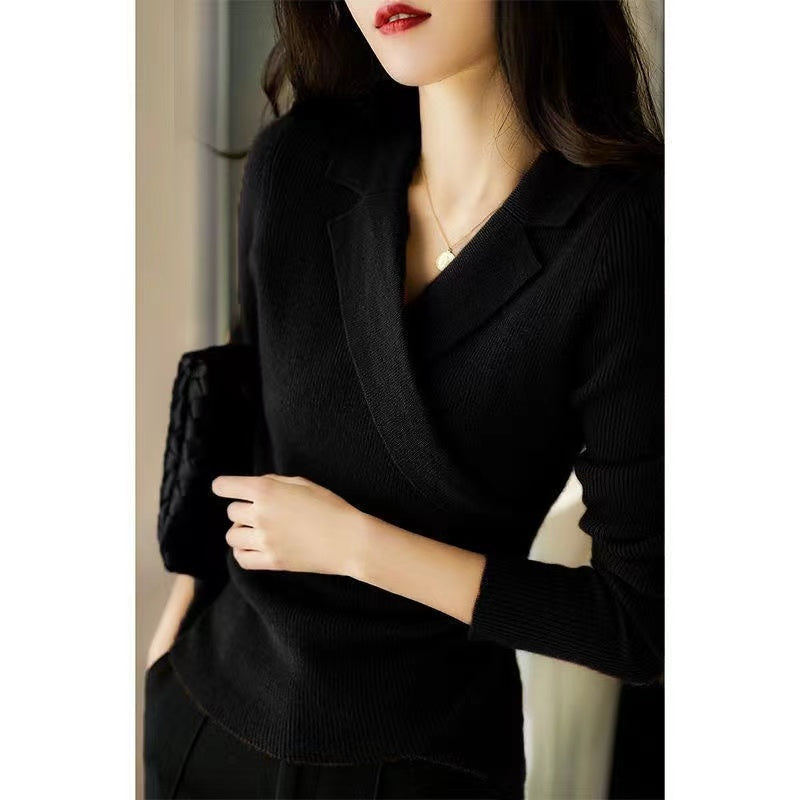 Pull femme élégant, col Claudine et coupe asymétrique ajustée. Tricot chic pour mode féminine.