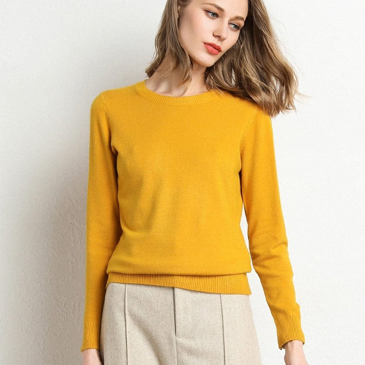 Pull femme élégant à col rond, idéal pour le confort et le style automnal.