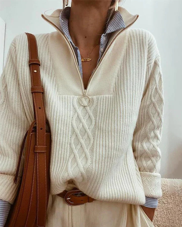 Pull femme col montant zippé, élégant et confortable.  Coupe flatteuse, idéal pour tous les styles.