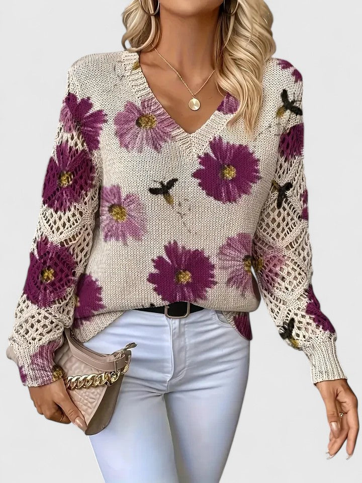 Image d'un pull femme moderne à col V fleuri, tendance, pour un look chic décontracté.