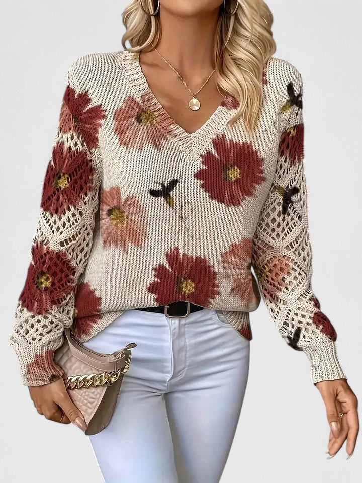 Gros plan sur un pull femme confortable et élégant, col V avec motifs fleuris, parfait pour la détente.
