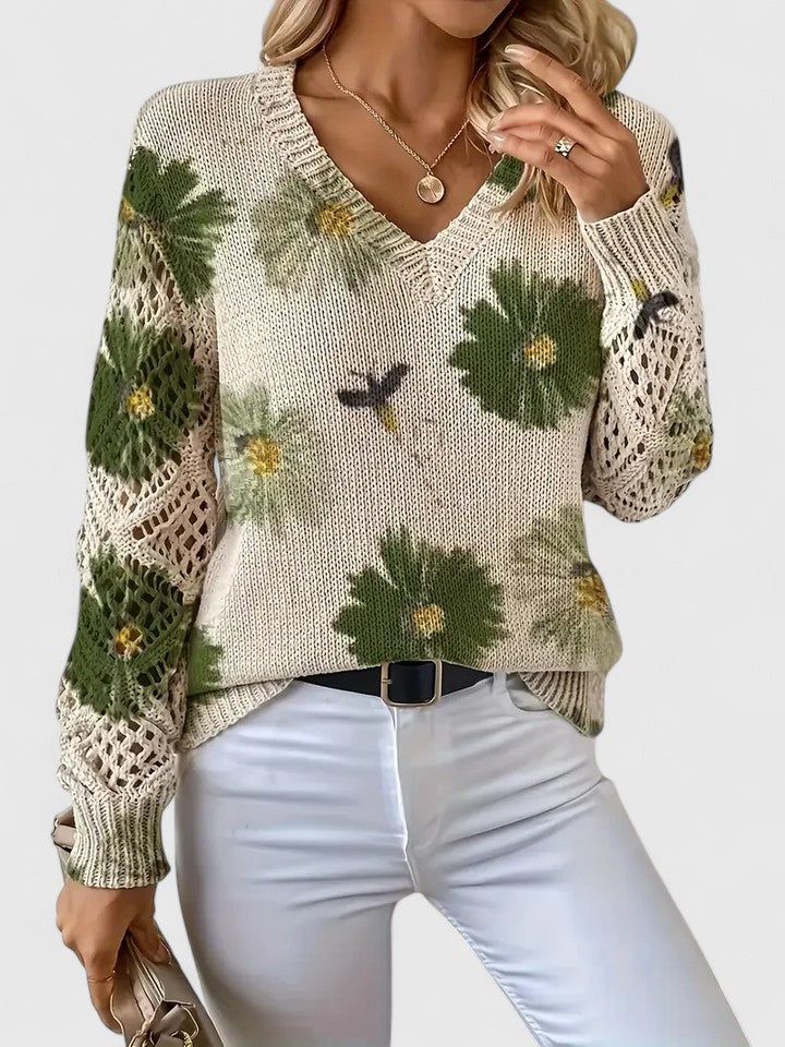 Pull tricoté pour femme, col V et motifs fleuris, alliant élégance et confort décontracté.