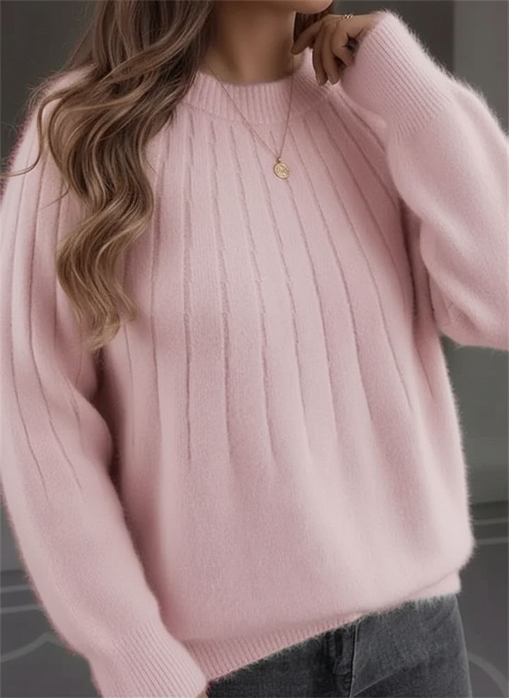 Détail du pull femme côtelé, col rond. Tissu doux et confortable, parfait pour l'élégance hivernale.