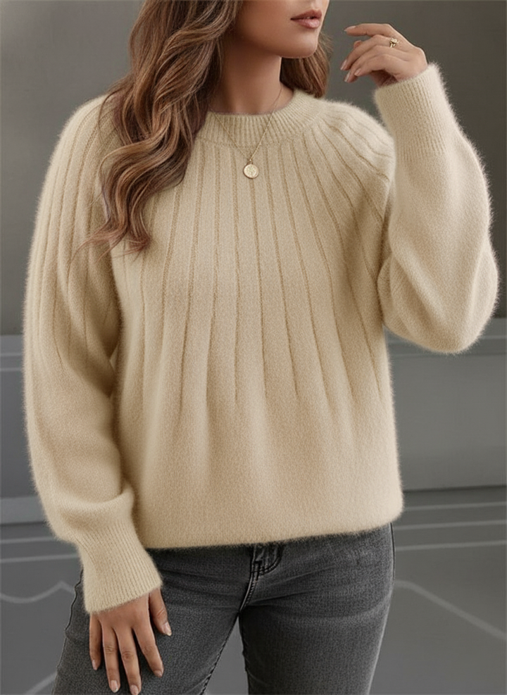 Pull femme col rond côtelé vue de dos. Un vêtement chic et confortable, idéal pour un style décontracté.