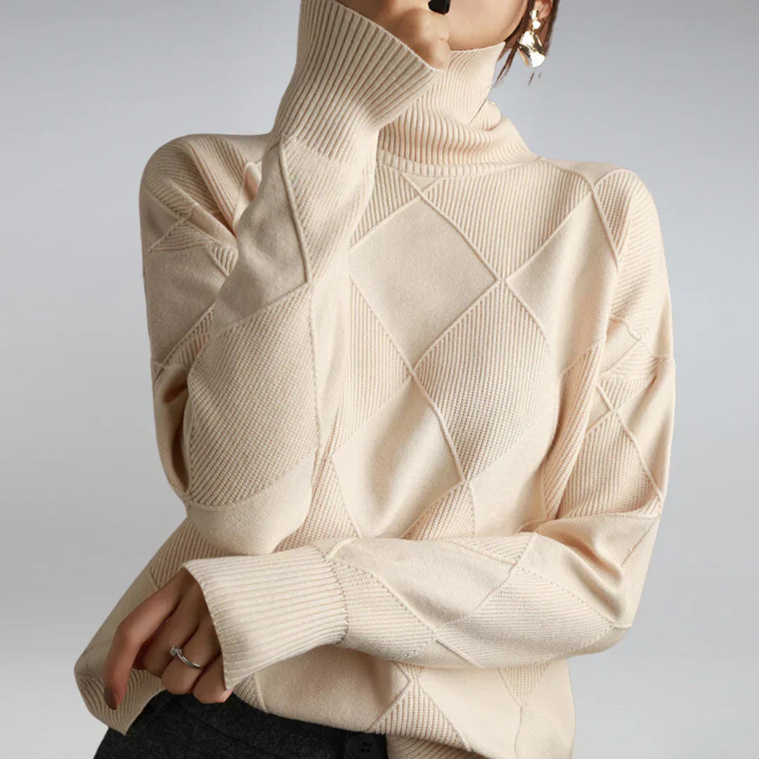 Pull femme élégant à col roulé, maille chaude pour un look chic et confortable en mode hiver.