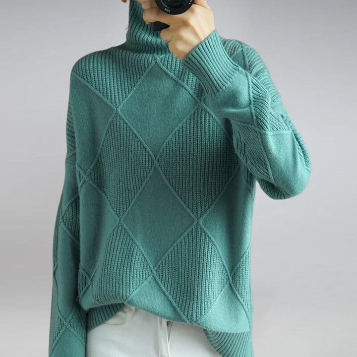 Pull confortable à col roulé femme, vêtement chaud et doux, essentiel pour affronter l'hiver avec style.