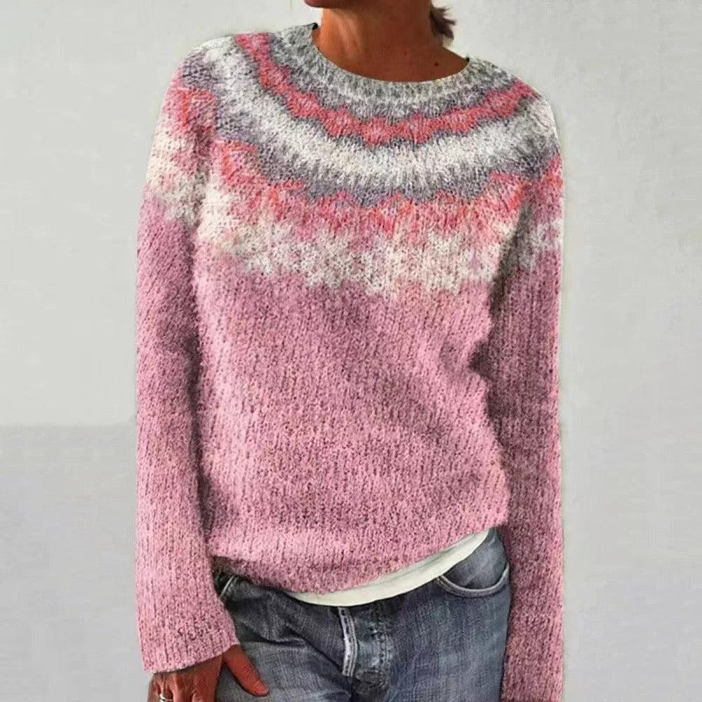 Mannequin présentant un pull femme élégant en maille douce, idéal pour une tenue hivernale confortable et chic.