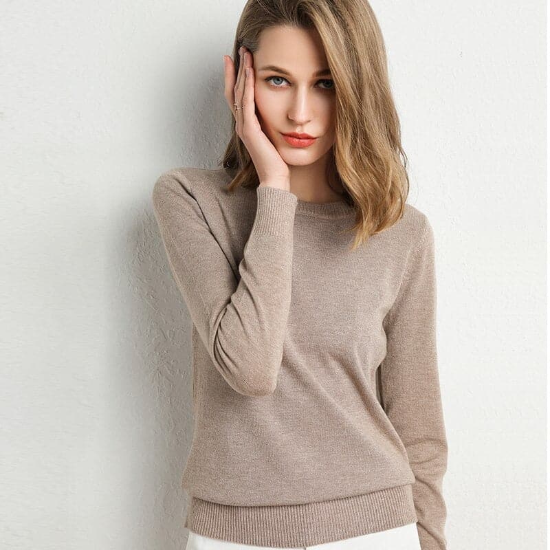 Pull femme en laine douce, coupe flatteuse.  Chaleur et style pour l'automne/hiver.