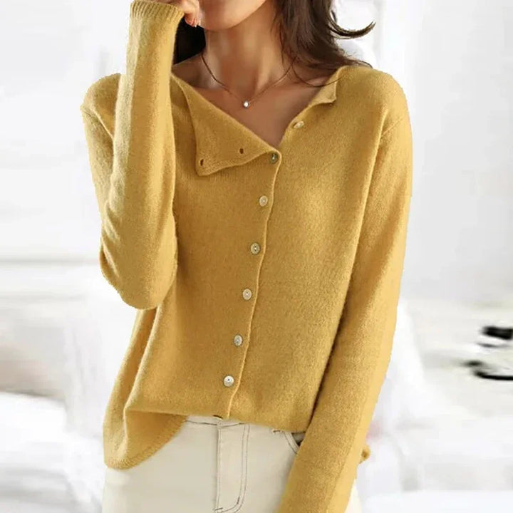 Pull femme maille élégante. Haut automne chaud, confortable et stylé pour un look décontracté féminin.