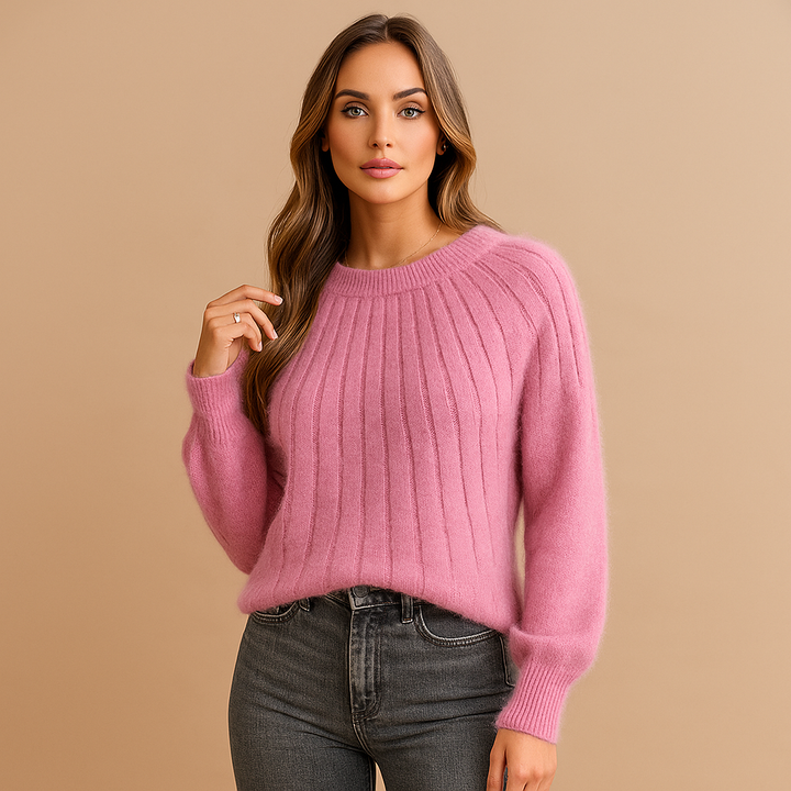 Pull femme confortable à col rond, design plissé moderne. Idéal pour une tenue décontractée chic.