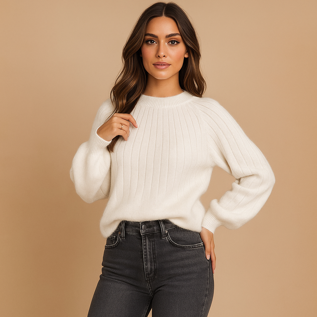 Pull femme polyvalent à manches longues, col rond et détails plissés. Chic et décontracté.