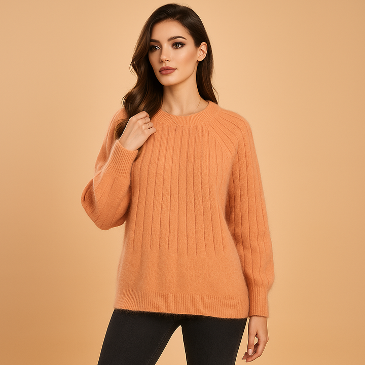 Pull femme col rond plissé, vêtement chic et confortable pour une mode féminine affirmée.
