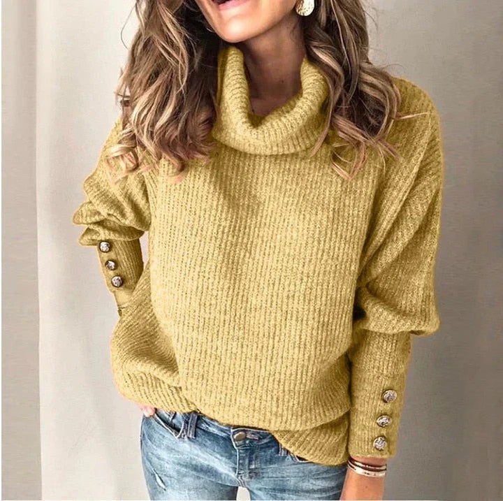 Femme élégante posant avec pull col roulé boutonné. Tenue chic et mode pour un look hivernal raffiné.
