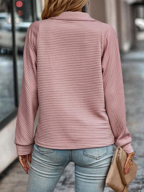 Pull blanc femme col V à fermeture éclair. Haut polyvalent et confortable pour toute saison.
