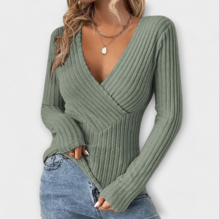 Haut femme chic et confortable, pull col V à motif twist, parfait pour le bureau ou le quotidien en automne.