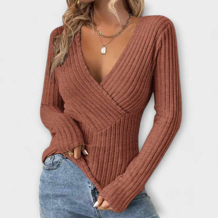 Pull femme décontracté chic, col V et twist, manches longues. Confort quotidien, idéal pour mode hiver polyvalente.