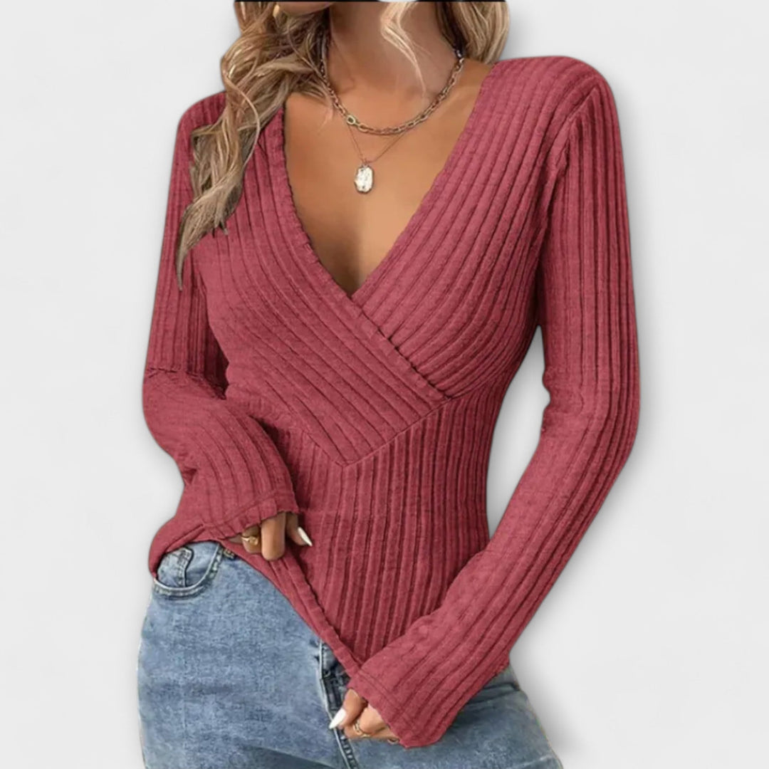 Pull tricoté femme, col V et détail twist, manches longues élégantes. Parfait pour un look chic et confortable.
