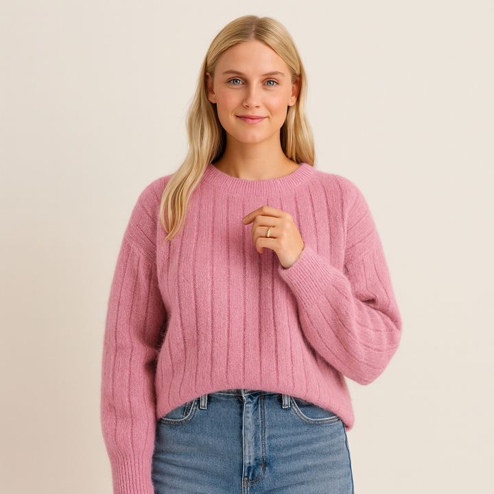 Pull femme élégant en maille douce rose, idéal pour l'hiver. Confortable et chaud, un essentiel mode.