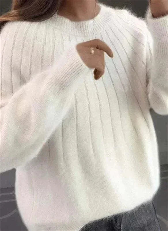 Magnifique pull tricot femme bleu, chic et douillet. Vêtement d'hiver en maille pour un confort absolu.