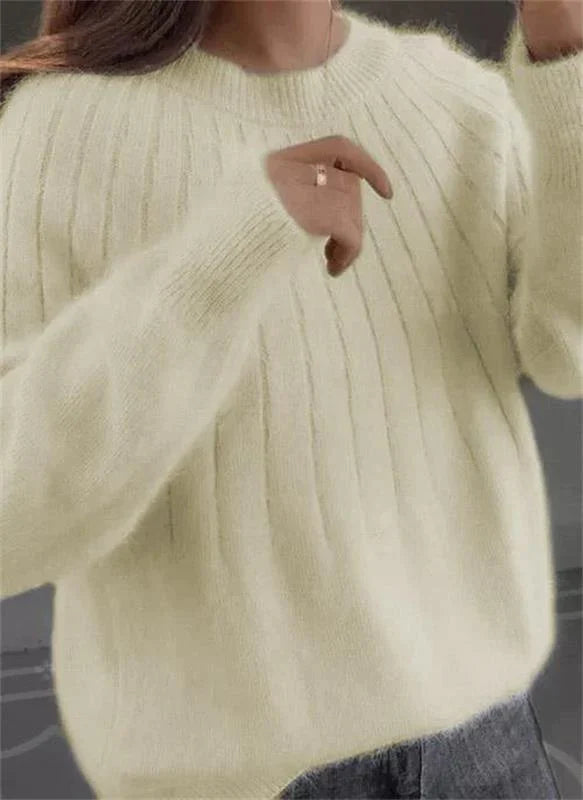 Pull femme élégant en maille rose, offrant chaleur et confort. Un chandail moderne pour l'hiver.