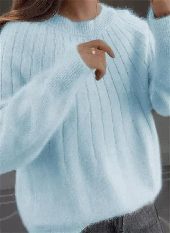 Pull femme blanc en tricot doux et chaud. Idéal pour un style hivernal confortable et tendance.