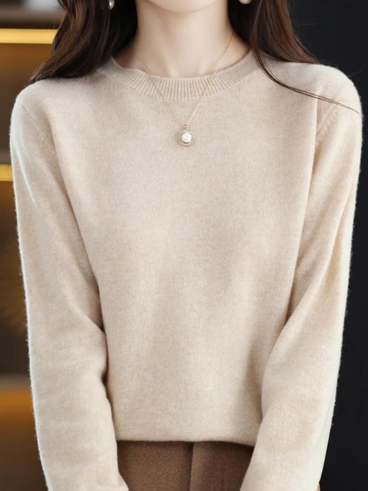 Tricot femme chic à manches longues, parfait pour une tenue décontractée et sophistiquée.