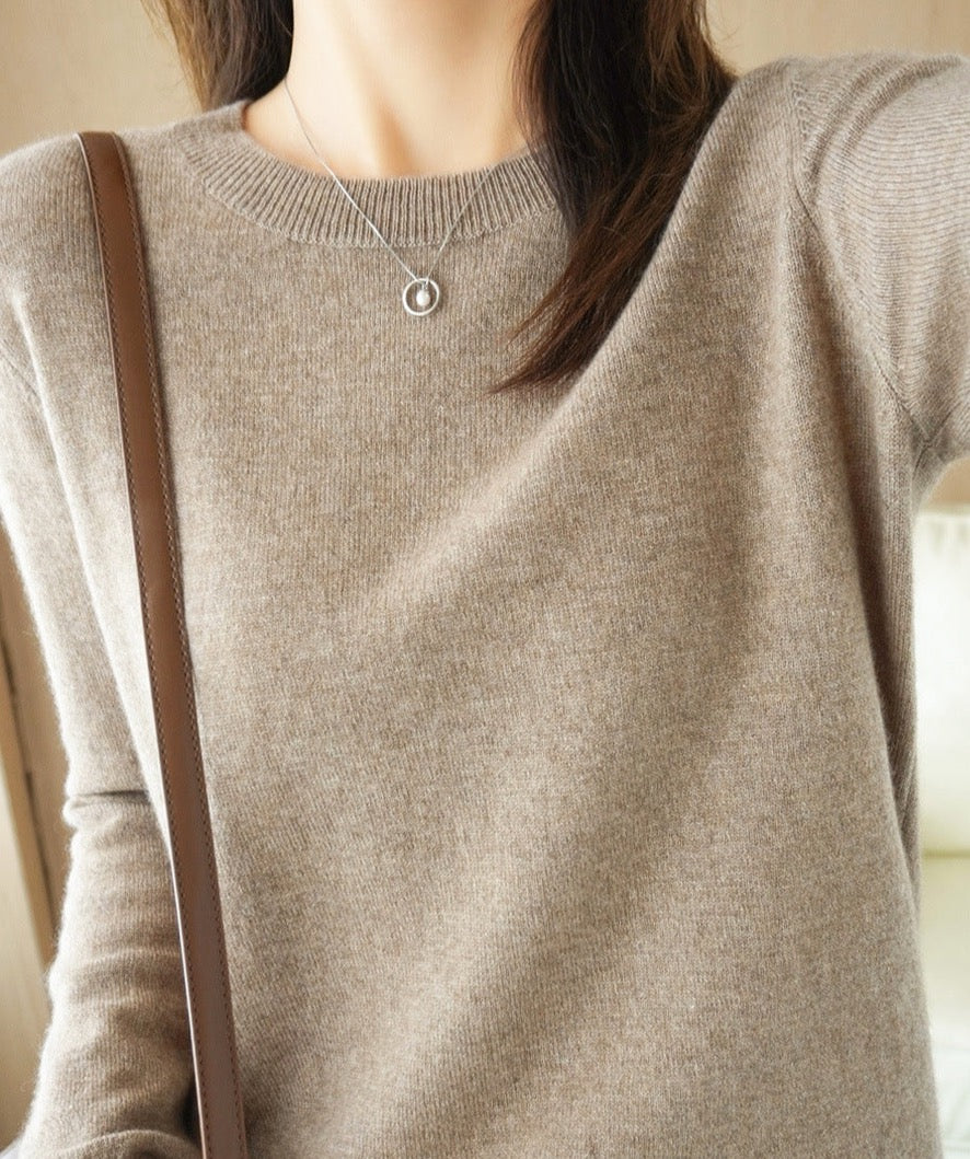 Pull femme décontracté et élégant, un essentiel mode hiver pour le confort quotidien.