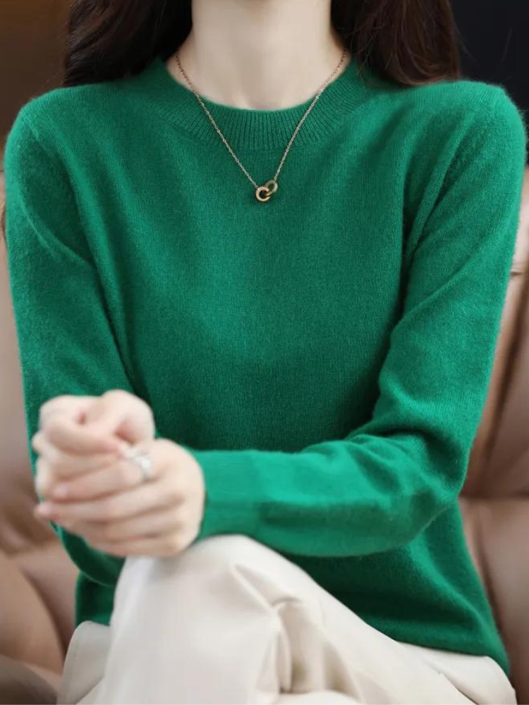 Pull doux femme à manches longues, parfait pour allier confort et élégance décontractée.