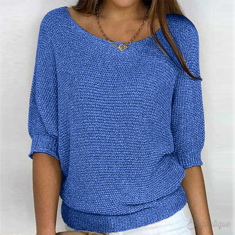 Femme portant un pull confortable à col rond. Tenue automne décontractée, mode élégante pour l'hiver.