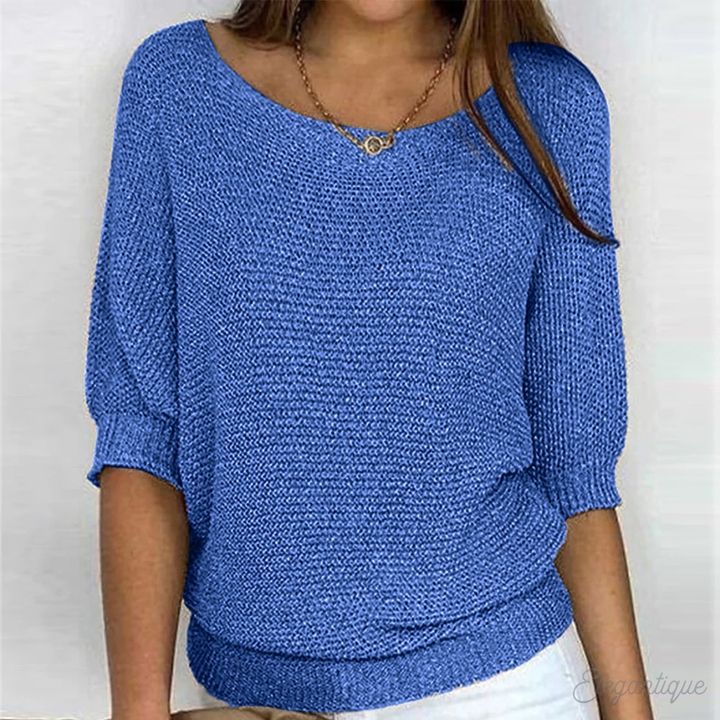 Femme portant un pull confortable à col rond. Tenue automne décontractée, mode élégante pour l'hiver.