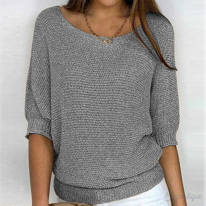 Détail d'un pull femme à col rond. Chandail couleur unie, matière douce pour un confort automne-hiver.
