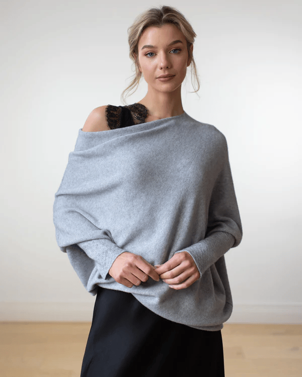Pull femme élégant à épaules dénudées. Confortable et tendance pour l'hiver, parfait pour toute occasion.