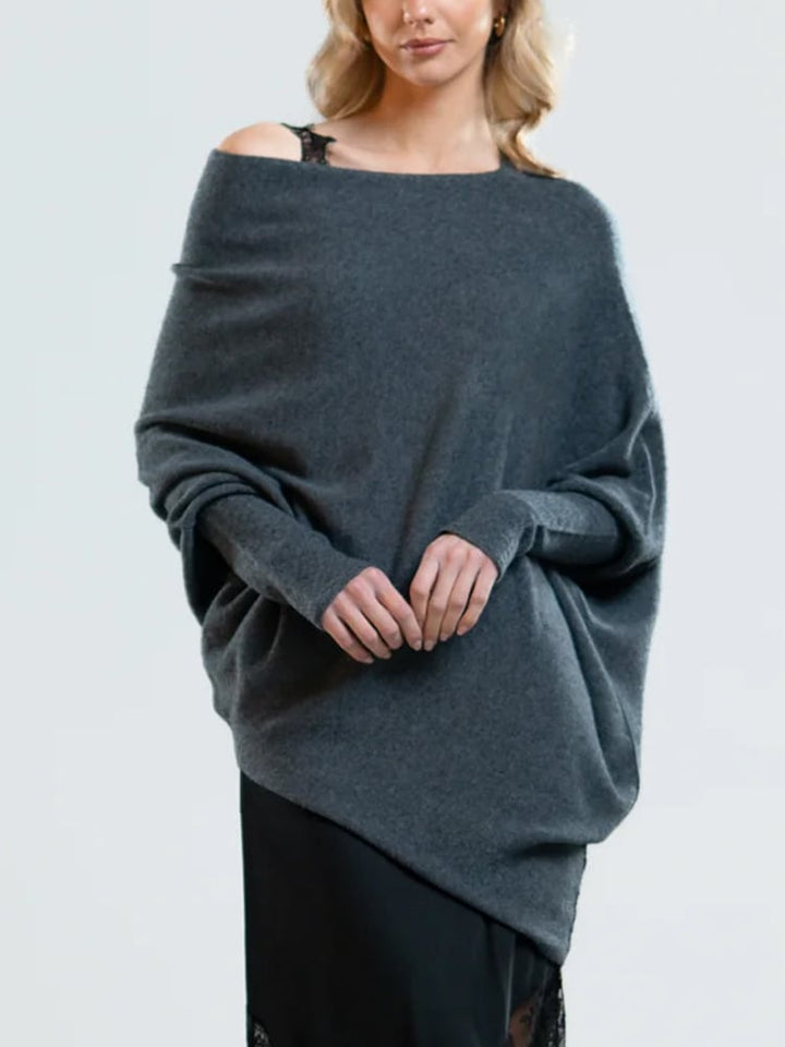 Pull femme tendance à épaules dénudées. Mettez en valeur votre style avec ce vêtement hivernal.