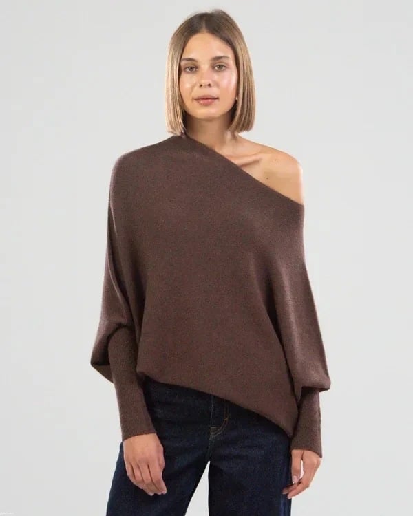 Pull femme élégant pour l'hiver, manches longues et épaules dénudées. Confort moderne assuré.