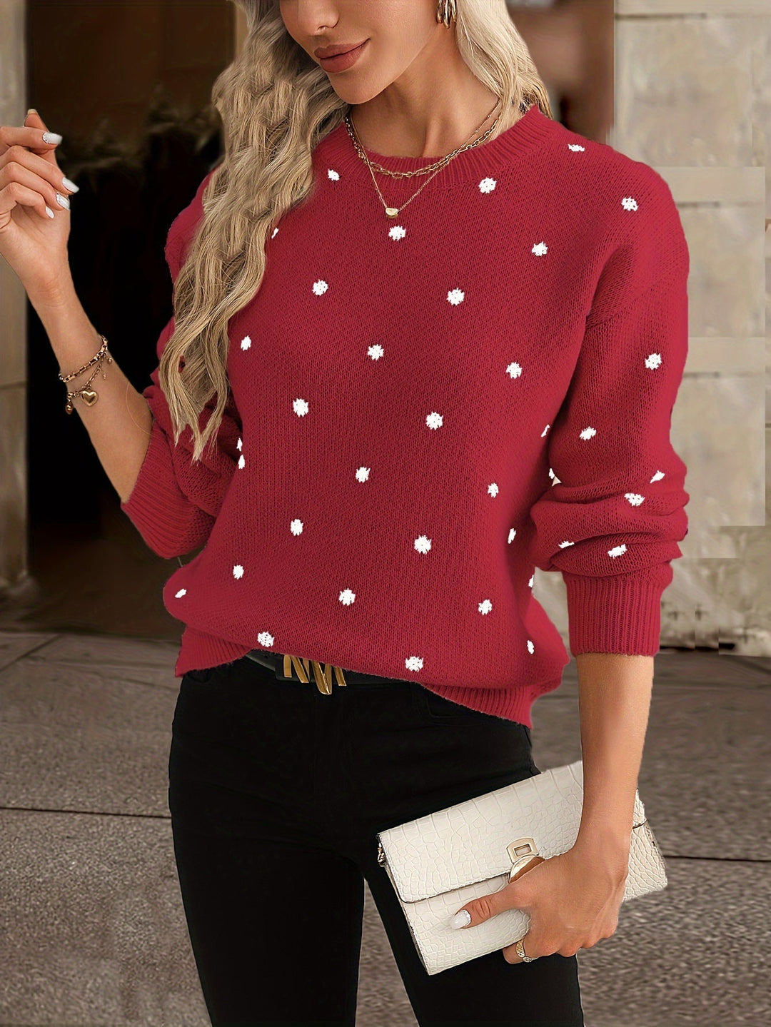 Chandail à pois confortable pour femme, idéal pour un style décontracté et chaleureux en hiver.
