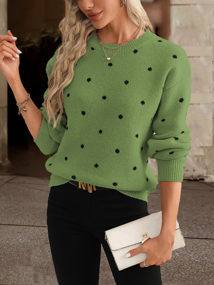 Pull femme à pois blancs, un classique de la mode féminine, confortable pour la tenue quotidienne.