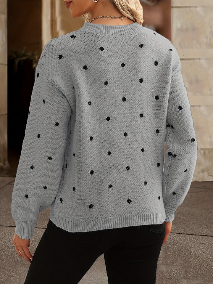 Pull à pois moderne pour femme, un chandail décontracté et élégant, essentiel pour l'automne-hiver.