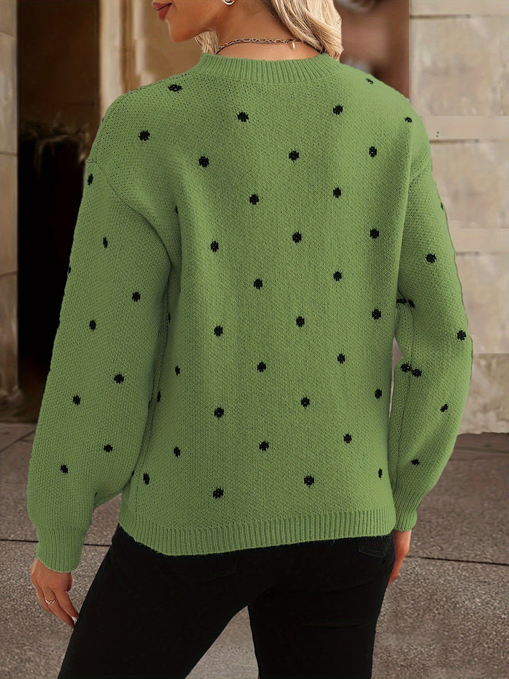 Haut femme à pois, alliant confort et style élégant, idéal pour une allure décontractée hivernale.