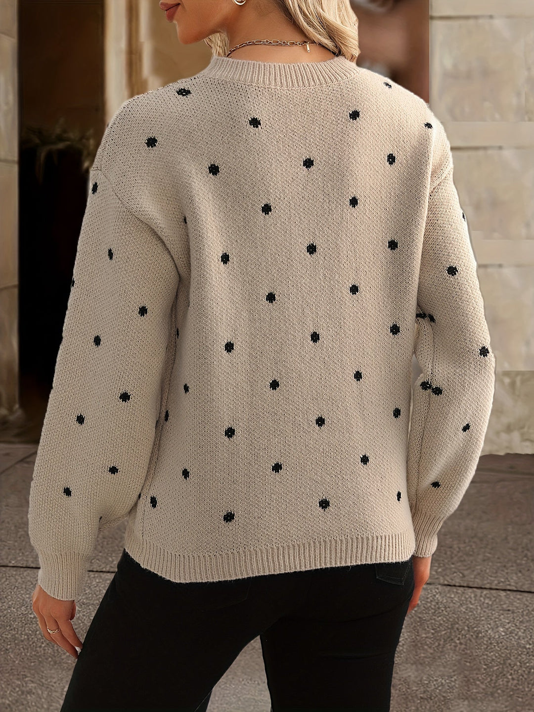 Pull femme tendance à pois, polyvalent pour diverses occasions, un incontournable de la mode hivernale.