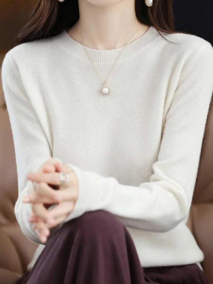 Pull femme Litzy noir, tricot fin, élégant. Vêtement polyvalent pour un look moderne et chic.