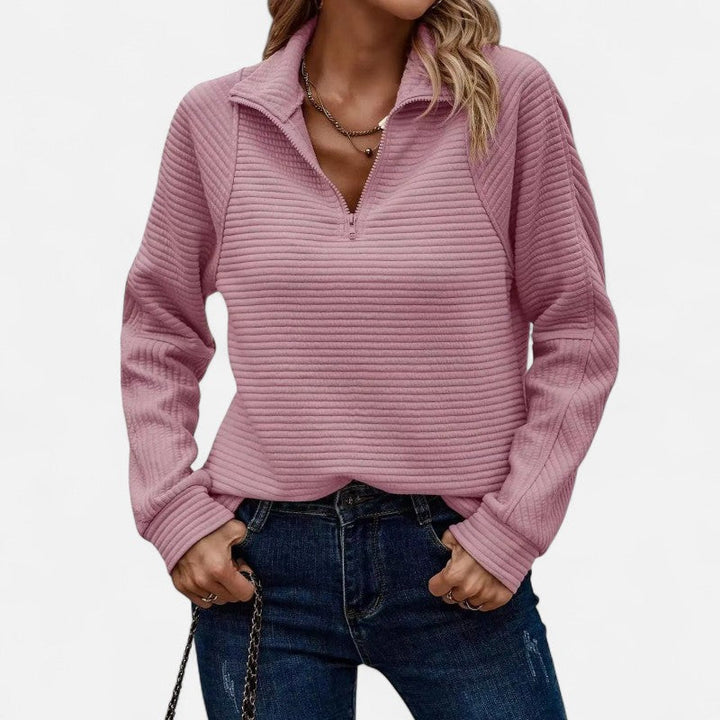 "Pull femme maille côtelée, col montant zippé, look décontracté et élégant, texture raffinée et moderne."