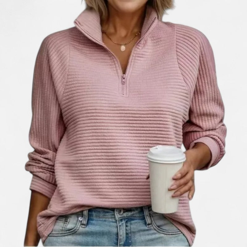 "Pull femme maille côtelée, col montant zippé, look décontracté et élégant, texture raffinée et moderne."