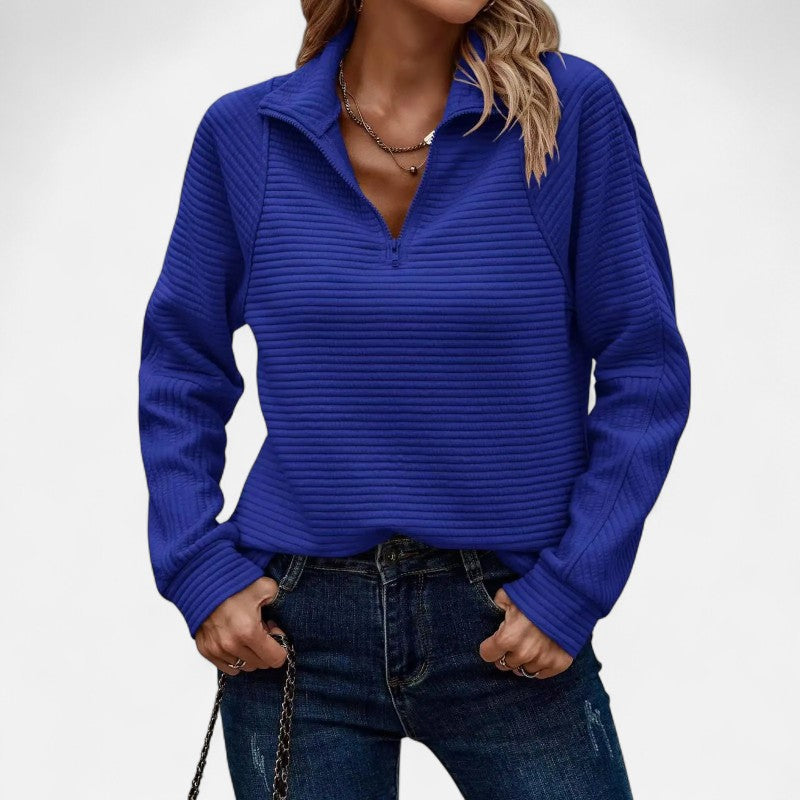 "Pull femme maille côtelée, col montant zippé, look décontracté et élégant, texture raffinée et moderne."