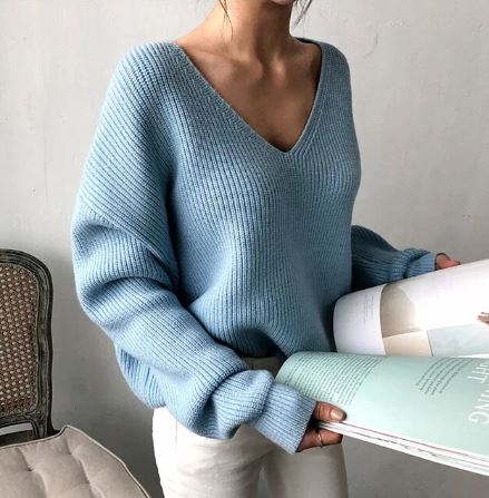 Pull femme élégant à col V oversize, doux et chic pour l'hiver. Parfait pour un style décontracté moderne.