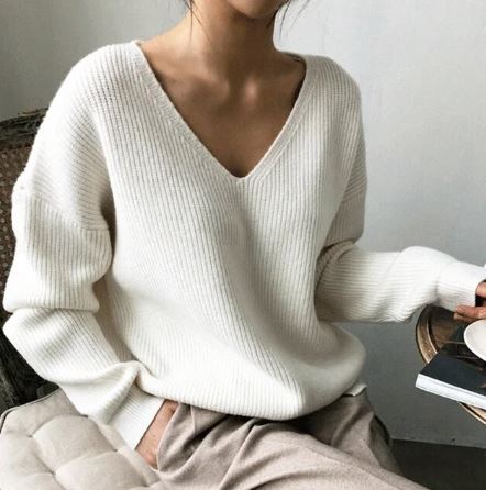 Pull femme oversize confortable à col V, manches longues. Doux, chaud, parfait pour la mode hivernale décontractée.