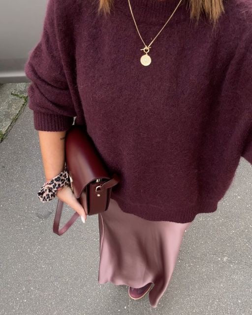 Pull femme oversize élégant à col rond, coupe ample confortable pour l'hiver.