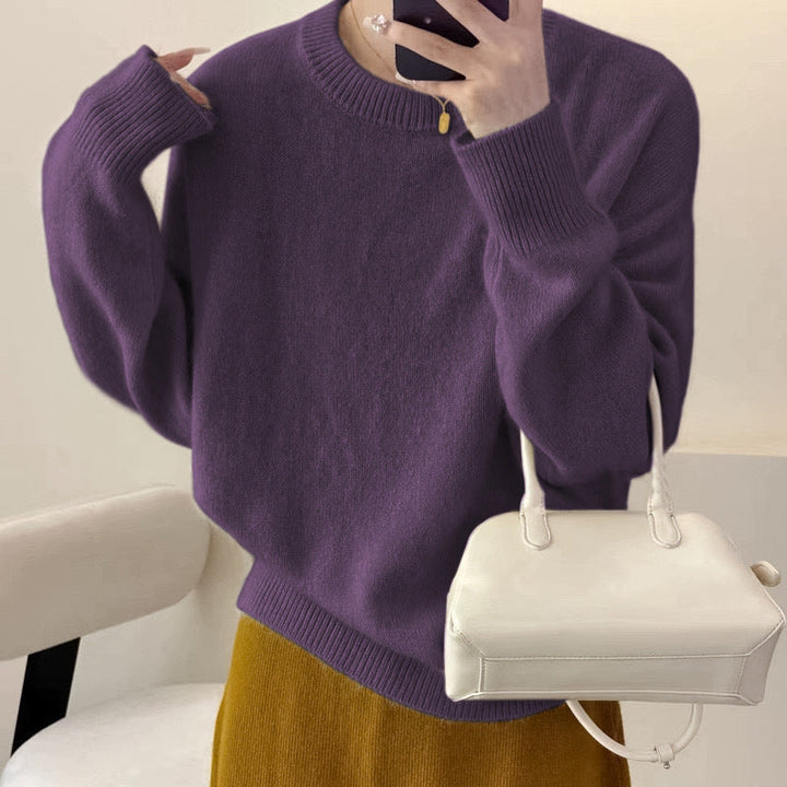 Pull ample femme à col rond, confortable et chaud, un essentiel de la mode hivernale.