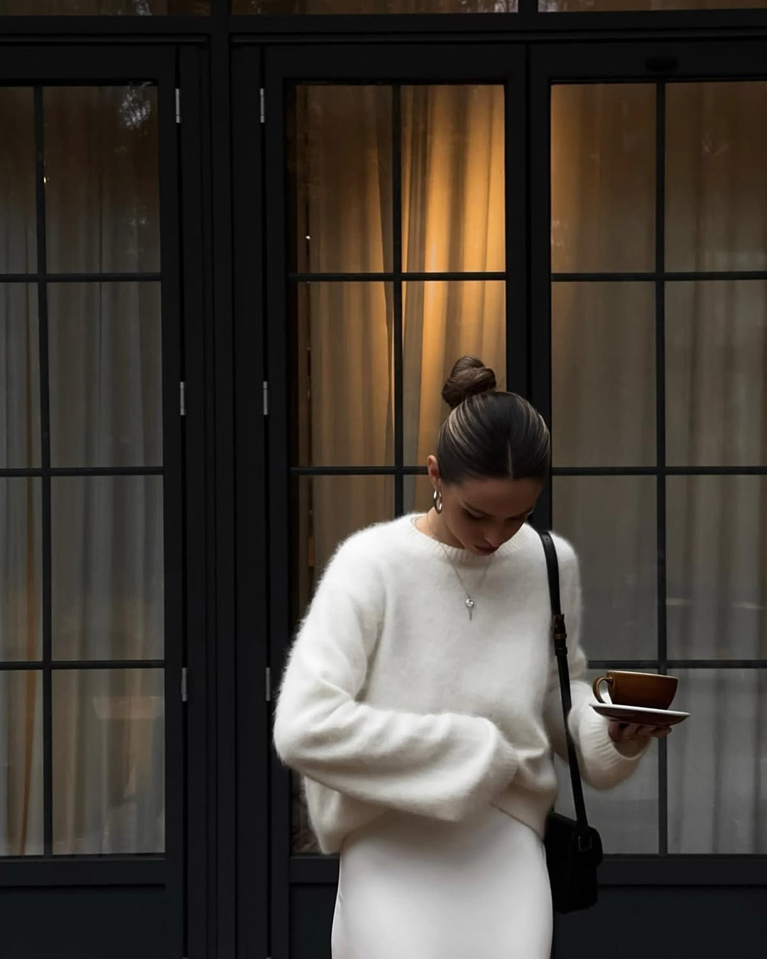Mode femme : pull oversize confortable en maille douce, idéal pour une tenue quotidienne.