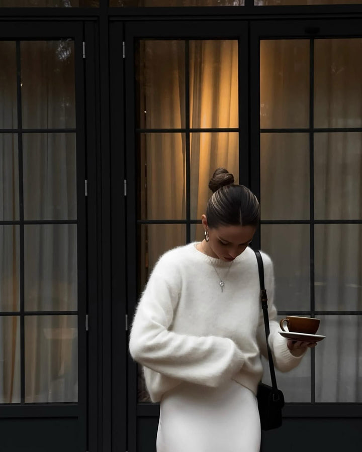 Mode femme : pull oversize confortable en maille douce, idéal pour une tenue quotidienne.